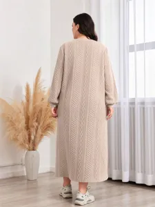 Detailansicht des Damen Plus Size langen Zopfstrickkleids in Beige, gemütliches Rückendesign.