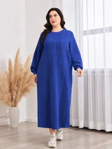 Detailansicht eines gemütlichen blauen Zopfmuster-Maxikleids mit entspannter Passform.