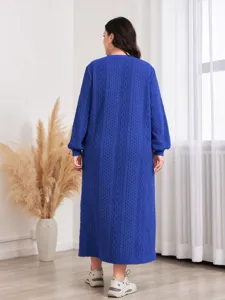 Rückansicht Detail des Damen Übergröße königsblauen langen Zopfstrick Kleides Textur