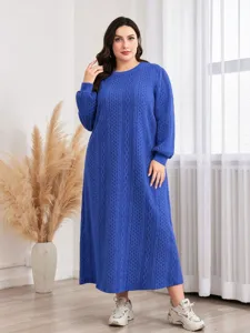 Blaues Zopfstrick Oversize Pullover Kleid Detail, gemütlicher langer Ärmel im Winterstil.
