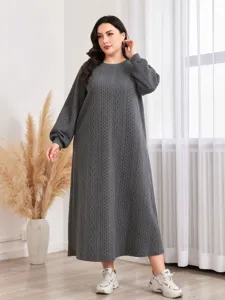 Detailansicht des gemütlichen Damen Langarm Zopfstrick Maxi Pullover Kleides in Dunkelgrau.