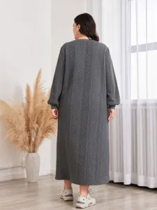 Detailansicht Damen langes Strickkleid, Zopfmuster Stoff, bequemer Schnitt, lässiger Look.