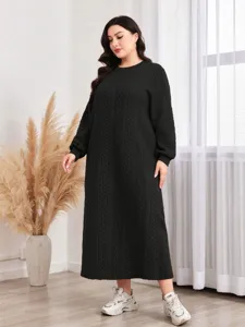 Schwarzes Damen Oversized Strickkleid mit Zopfmuster, langes Wintermode-Design.