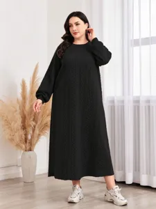 Detailansicht des schwarzen Zopfstrick-Pulloverkleides, gemütlicher, bequemer Plus-Size-Winterstil.