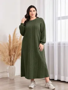 Übergröße Langarm Zopfstrick Maxikleid in Armeegrün, bequeme lockere Passform für Damen.