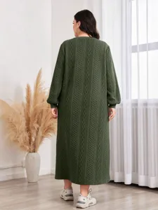 Detailansicht eines langen Zopfstrickkleids in Übergröße mit Rückendesign für Herbst und Winter.