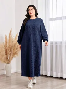 Dunkelblaue Damen Maxikleid im Zopfstrick Design, langärmelig und bequem für den Winter.