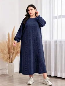 Detailansicht Damen Freizeit lose Zopfmuster langarm Maxipulloverkleid in dunkelblau.