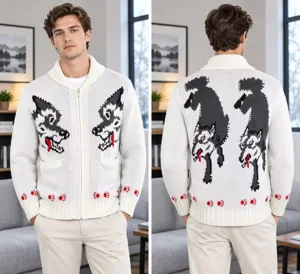 Cardigan in maglia bianca con zip, motivo jacquard a lupo e stampe di zampe rosse.