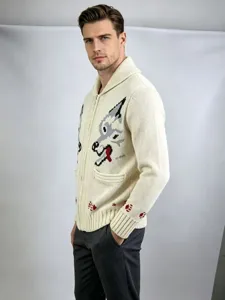 Dettaglio in primo piano di un cardigan in maglia da uomo con motivo animale distintivo.