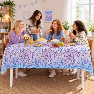 Szenendetail einer Mottoparty-Tischdecke mit lila und blauen Blitzen für den Esstisch.