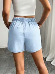 Λεπτομέρεια πίσω όψης από casual γυναικείο γαλάζιο τζιν σορτς με άνετη ελαστική μέση.