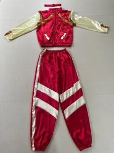 80s retro disco sportpak detail, rood en wit satijn jasje en broek set voor feest