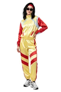 Detailopname van het retro 80s colorblock trainingspak met glanzende satingeweven stof.