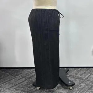 Λεπτομερής όψη casual μαύρου υφασμένου παντελονιού με σχέδιο δεμένης μέσης για γυναίκες.