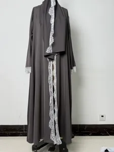 Elegantes dunkelgraues langes Cardigan-Kleid mit weißer Spitzenborte, lose Übergröße.
