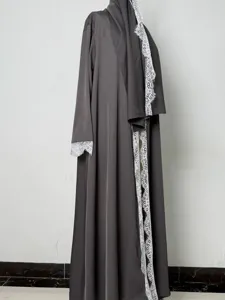 Dunkles graues Maxikleid mit weißer Spitzenborte, langen Ärmeln und passendem Hijab.
