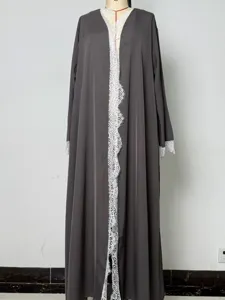 Dunkelgraue lange Strickjacke mit weißer Spitzenborte, lockeres Übergrößen Kleid.