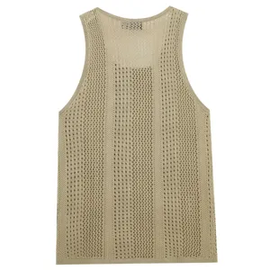 Dettaglio canotta lavorata a maglia uomo, top smanicato estivo traspirante, cachi.