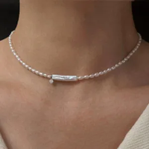 Délicat collier ras du cou en perles d'eau douce naturelles avec pendentif élégant chic.