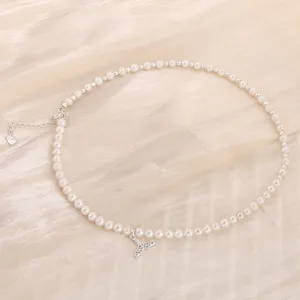 Collier de perles d'eau douce naturelles avec pendentif queue de poisson élégant.