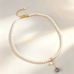 Délicat collier de perles d'eau douce avec pendentif unique, chaîne de clavicule élégante.
