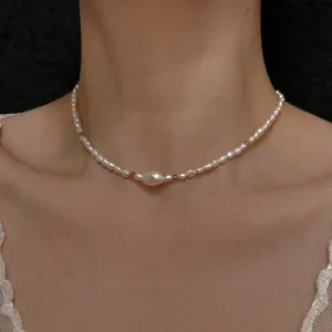 Vue détaillée d'un collier ras-de-cou délicat en perles d'eau douce naturelles porté.