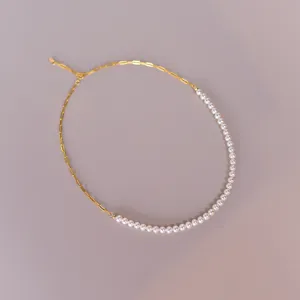 Collier asymétrique perles et chaîne trombone dorée, beau détail de bijoux élégant et chic.
