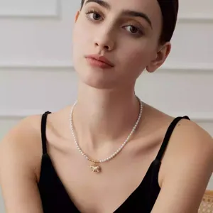 Délicat collier de perles d'eau douce naturelles avec charm, bijou de clavette élégant.