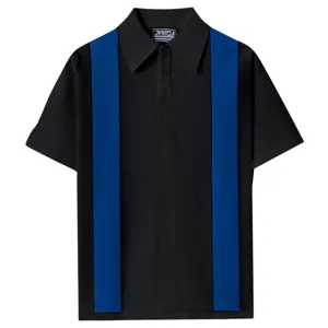 Détail polo tricot homme, rayures verticales bleues contrastées, manches courtes, col à revers.