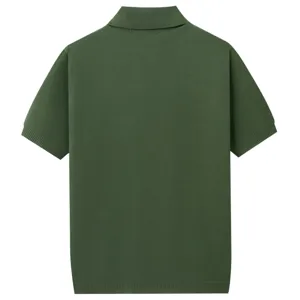 Vista trasera detallada del polo de punto verde oscuro, mangas cortas y dobladillo acanalado.
