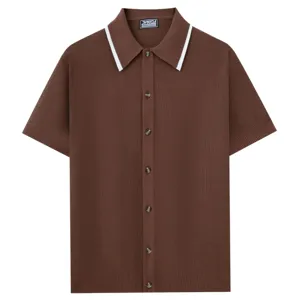 Herren braunes Strickpolohemd mit kontrastierendem weißem Kragen und kurzen Ärmeln für den Sommer.
