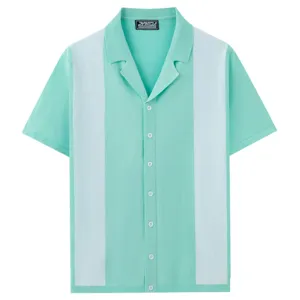 Nahaufnahme des mintgrünen und weißen gestreiften Strick-Poloshirts mit Kuba-Kragen im Detail.