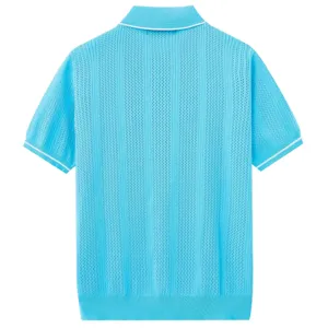 Primo piano dettagliato della polo da uomo in maglia blu vivace con trama traforata.