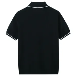 Vista dettagliata del retro della polo in maglia nera con design traforato e bordi a contrasto.