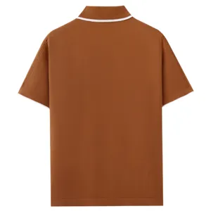 Detailansicht der Rückseite des braunen Herren Strickpoloshirts mit weißem Saum.