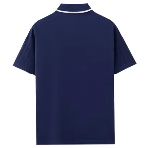 Rückseite Detail des klassischen dunkelblauen kurzärmeligen Strick-Poloshirts mit weißem Kragen.