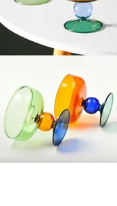 Dettaglio di portasensi in vetro colorato, design retrò di metà secolo, grande apertura.