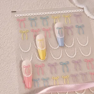 Süße Schleifen und Spitzen Nagelaufkleber mit zarten mehrfarbigen Designs für schöne Nägel.