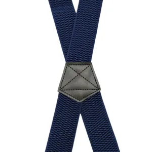 Primo piano di bretelle elastiche blu scuro da uomo a X con dettaglio di giunzione in pelle.