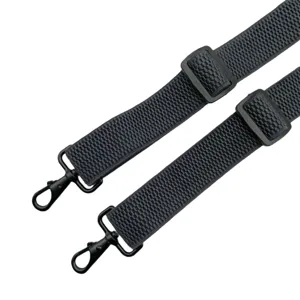 Cinghie di ricambio nere con ganci girevoli in metallo e fibbie di regolazione.