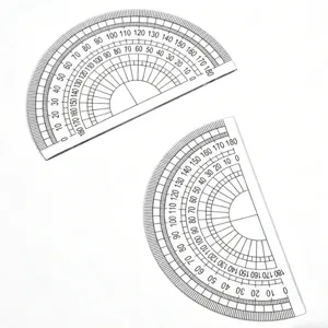 Vista dettagliata del goniometro in plastica trasparente, scala 180 gradi per disegno geometrico.