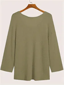 Vue détail du pull à manches longues et col V en tricot gaufré pour homme en kaki.