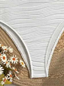 Primo piano dettaglio del fondo bikini bianco testurizzato a costine vista macro tessuto.