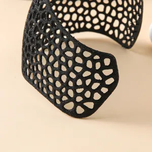 Black honeycomb anti-slip hair hoop detail view, perfect for daily hijab styling and wear.
