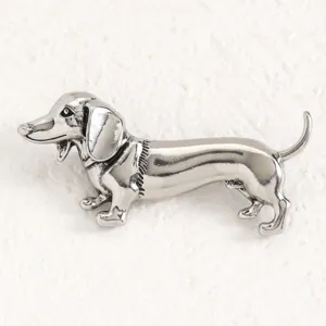 Broche épingle chien teckel argenté, accessoire de mode mignon pour vêtements femme et homme.