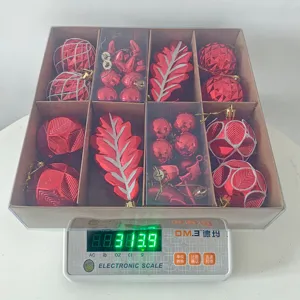 Set de bolas de Navidad de plástico galvanizado rojo, vista detallada de adornos colgantes.