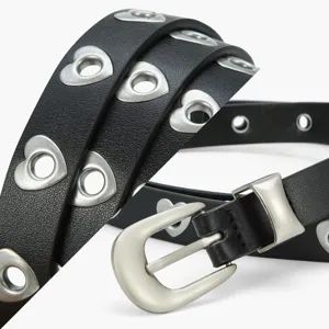 Ceinture femme en cuir noir avec œillets en forme de cœur argentés et boucle ardillon chic.