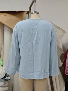 Rückansicht im Detail des einfarbigen hellblauen Casual Langarm-Pullovers, lockere Passform.