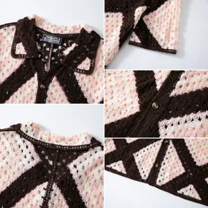 Vue détaillée du polo tricoté en crochet à carreaux contrastés pour homme, belle texture.